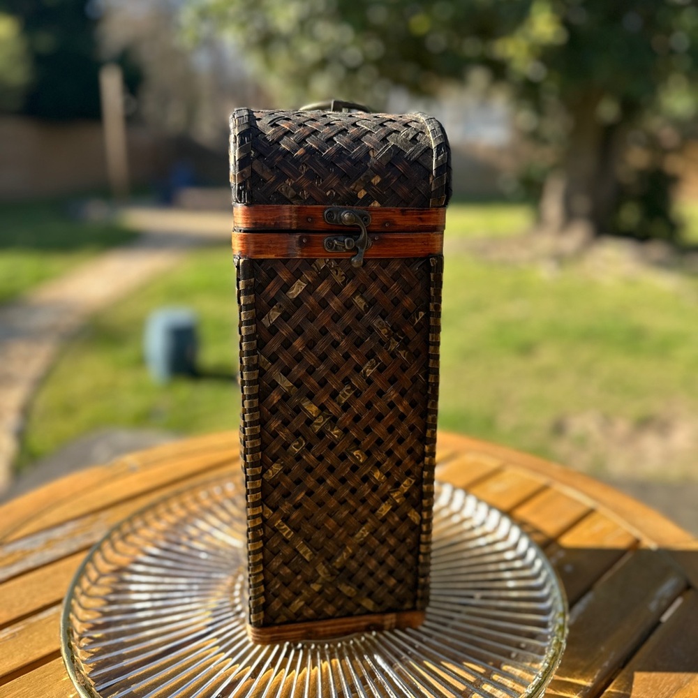 Rattan wine/bottle holder/vase 🍷
